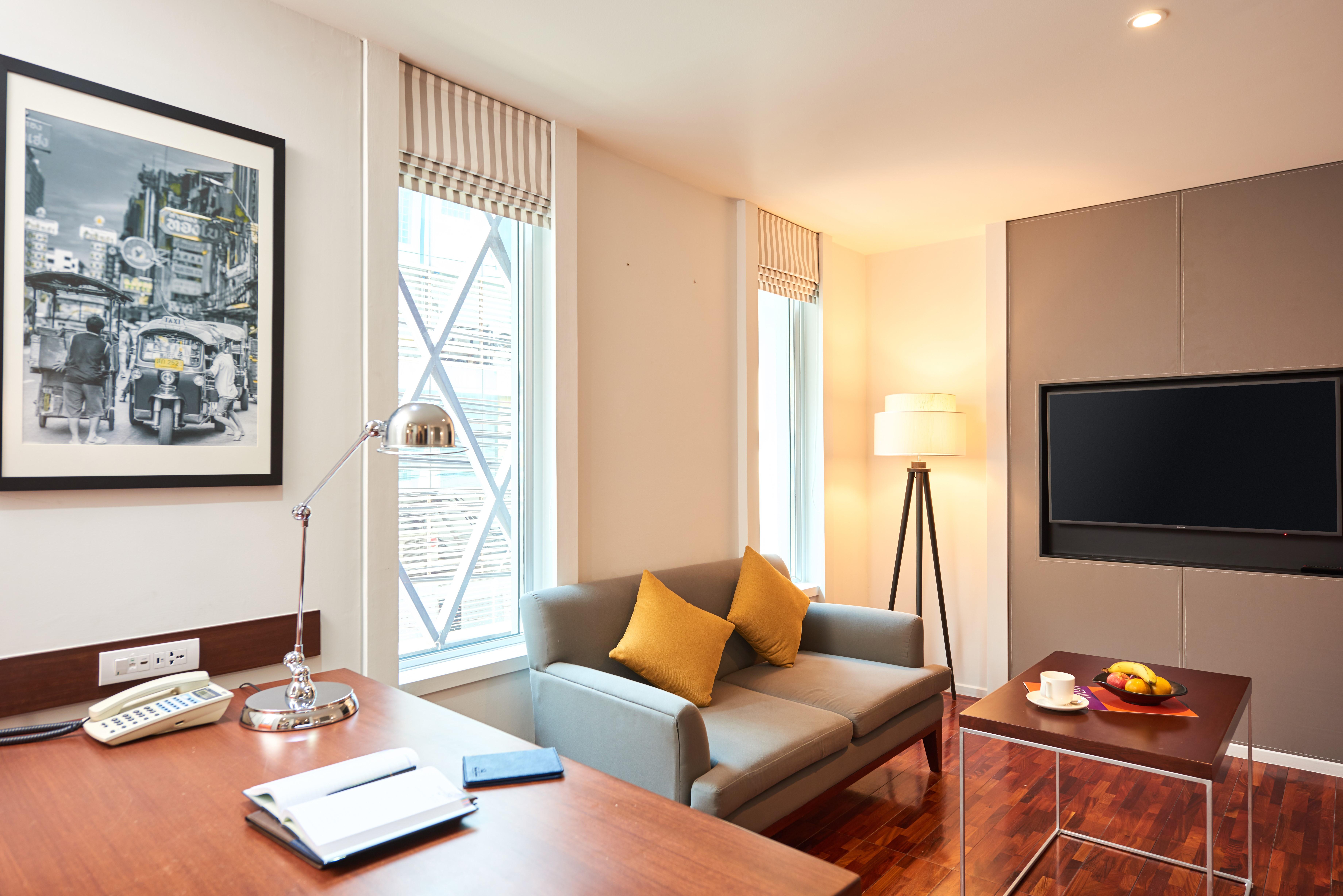 Triple Two Silom Hotel Bangkok Luaran gambar