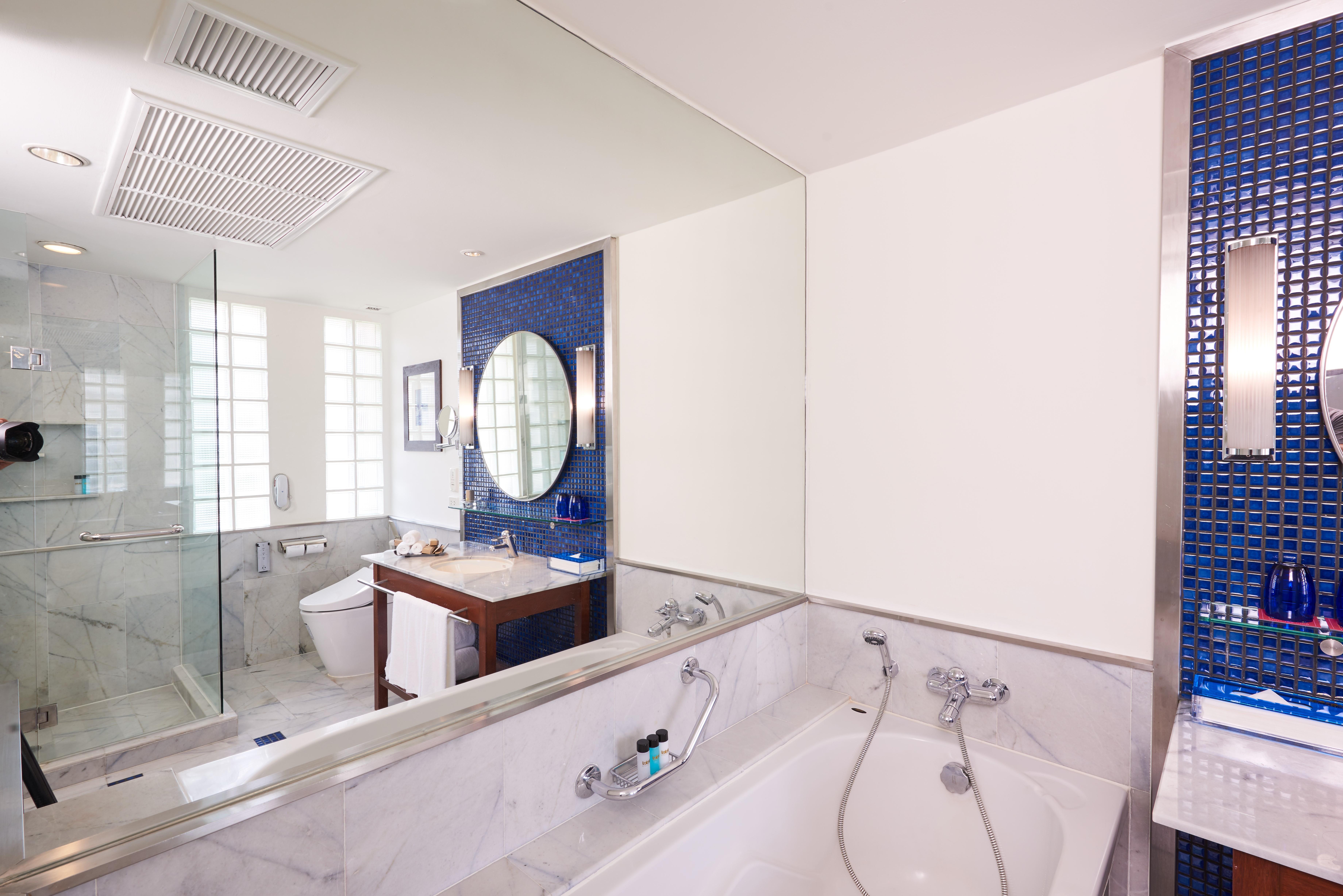 Triple Two Silom Hotel Bangkok Luaran gambar
