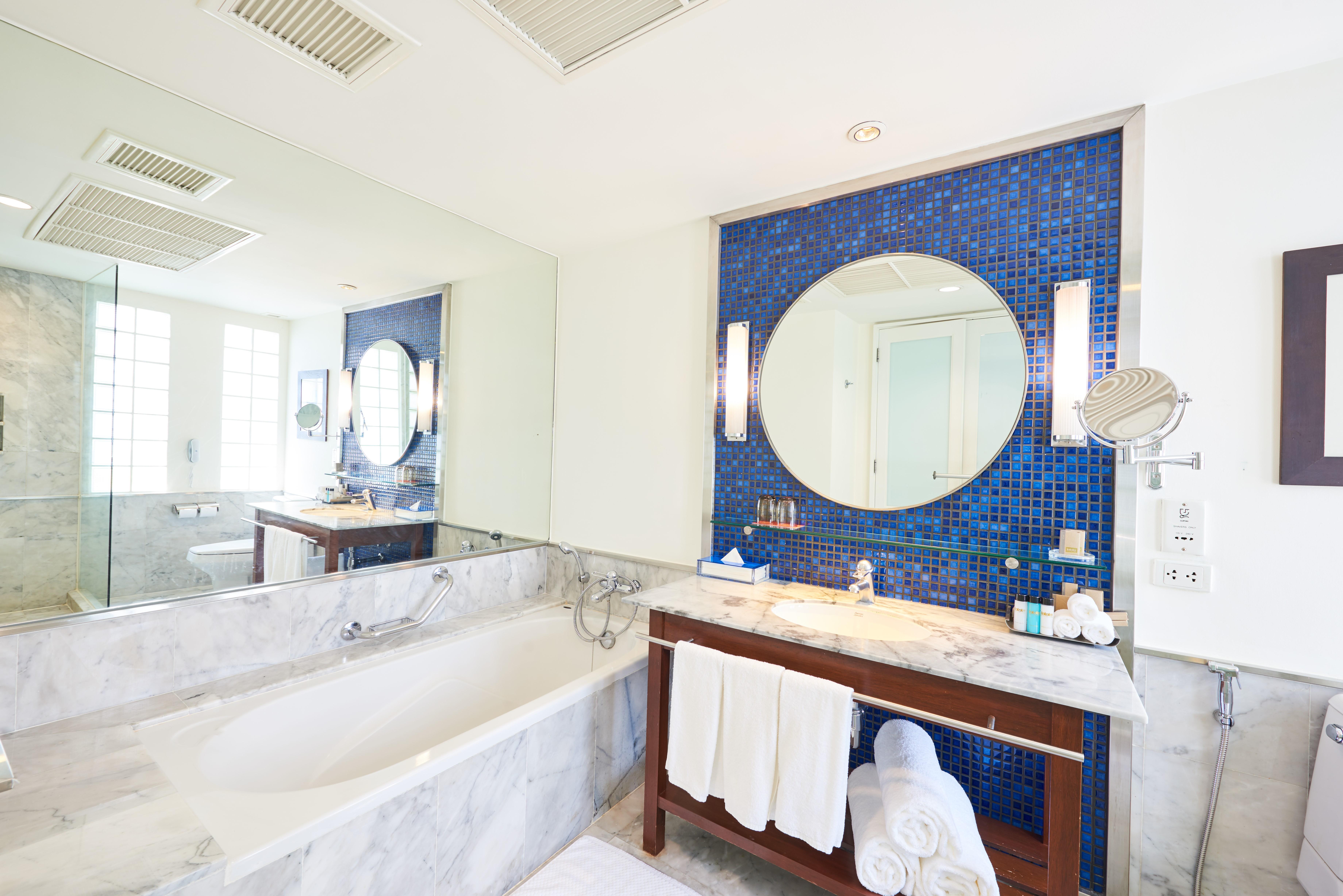 Triple Two Silom Hotel Bangkok Luaran gambar