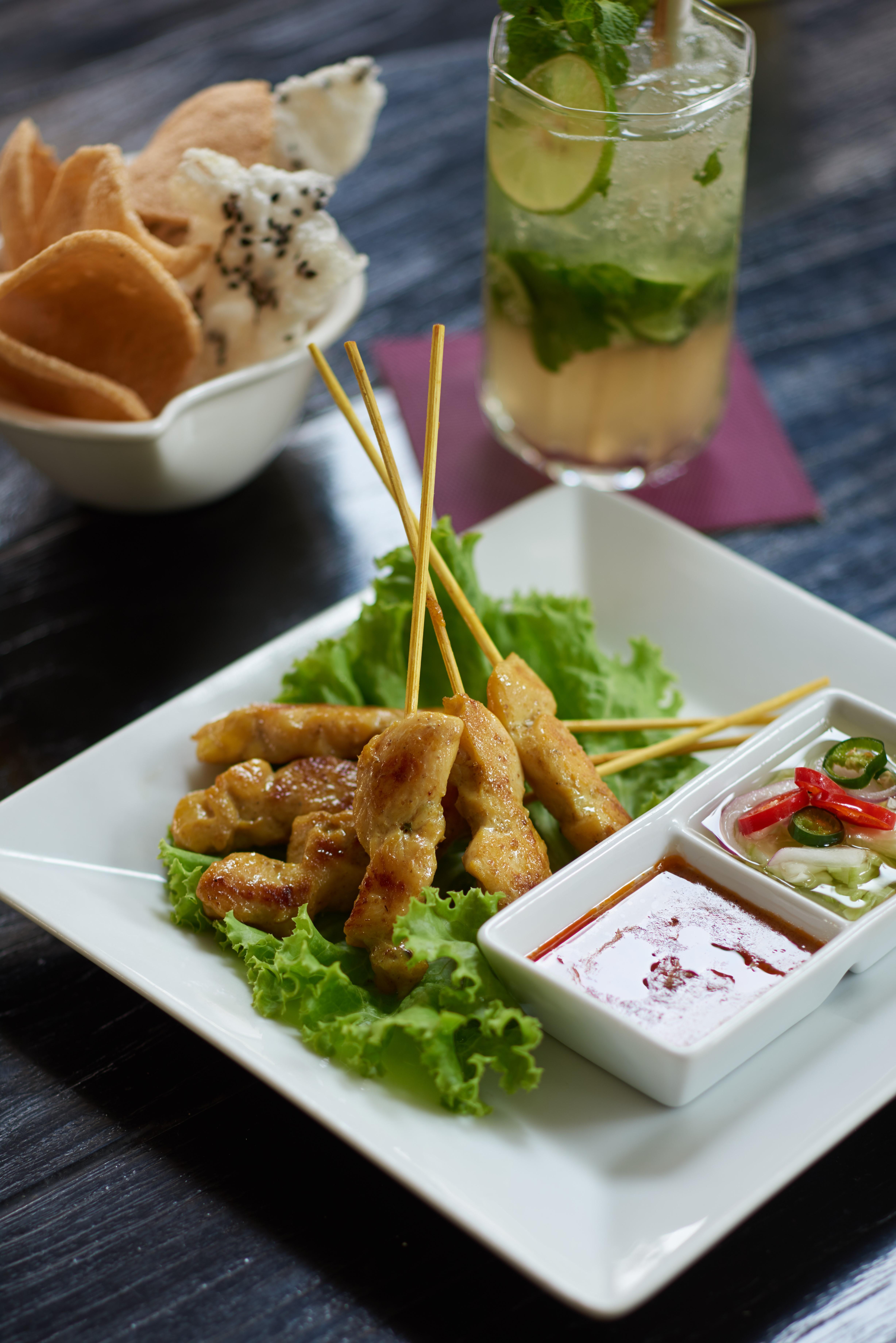Triple Two Silom Hotel Bangkok Luaran gambar
