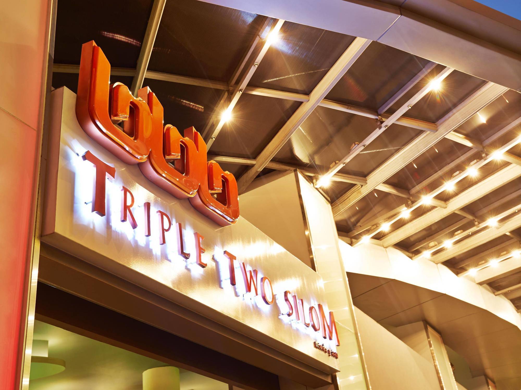 Triple Two Silom Hotel Bangkok Luaran gambar