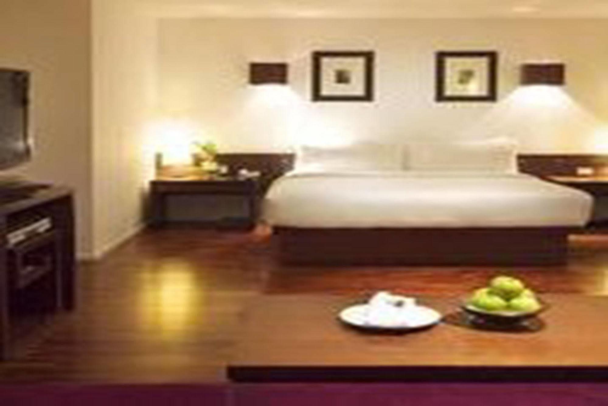 Triple Two Silom Hotel Bangkok Luaran gambar